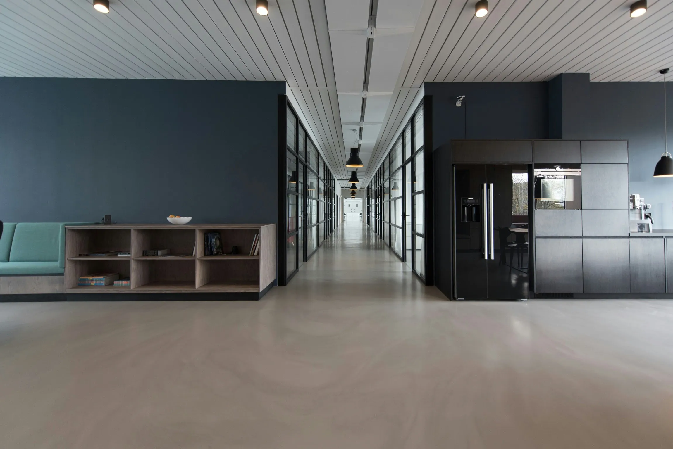 Recepción de oficina jurídica en Santiago, elegante, luminosa y discreta